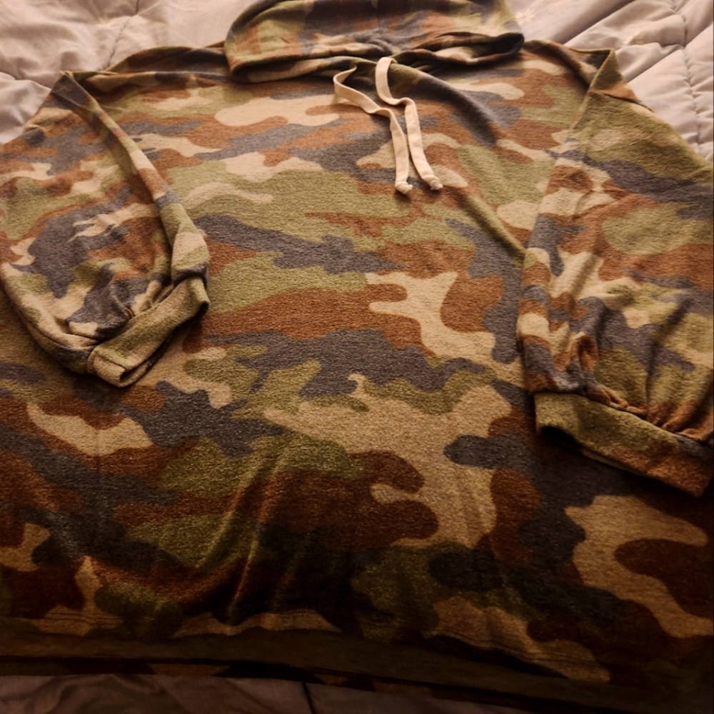Honey Me Camo pullover Size 1X
